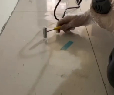 临漳瓷砖开裂维修公司专业分享瓷砖在铺贴前如果没有沥干水分，将会导致以下问题